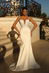 Chic Spaghetti-Straps Sleeveless Mermaid Bridal Dress With Lace