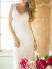 Country Plus Size Sheath Wedding Dress V-neck Lace Sleeveless Bridal Gowns with Sweep Train