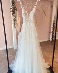 Elegant Spaghetti-Strap Lace Wedding Dress Beach Bridal Gowns