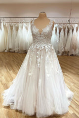 Elegant V Neck Tulle A-Line Wedding Dresses With Lace Appliques