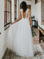 Elegant V Neck Tulle White Lace Sleeveless A-Line Wedding Dresses