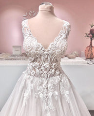 Gorgeous Tulle Ruffles V Neck Wedding Dresses With Lace Appliques