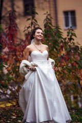 Royal Sweetheart Satin Appliques Wedding Dress Ruffles Bridal Dress with Court Train