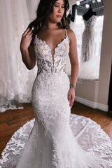 Spaghetti Straps Mermaid Floor Length Lace Bridal Gowns with Chapel Train